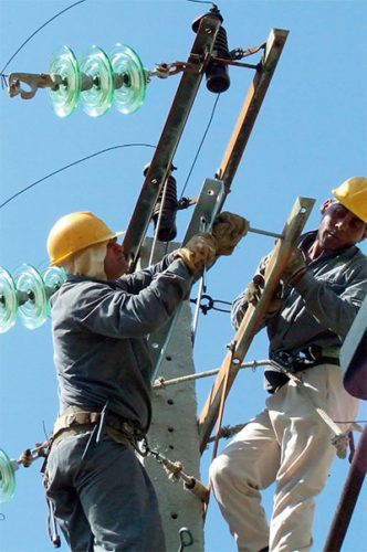 En el sector eléctrico es preocupante el éxodo laboral cuando se trata de una labor muy especializada que requiere años de preparación. Foto: Heriberto González Brito