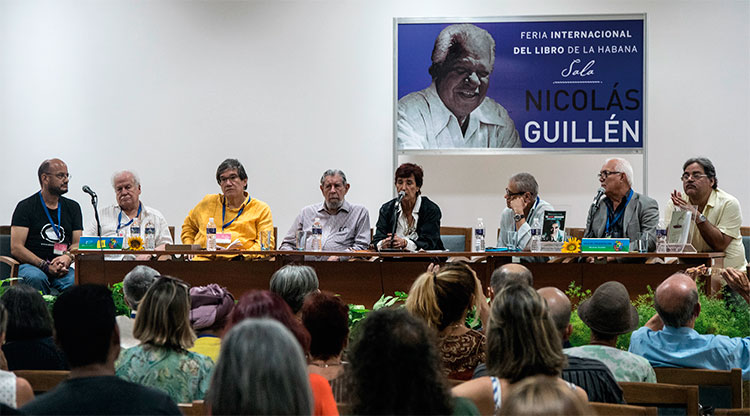 El panel sobre Gabriel García Márquez y Cuba contó con la participación de escritores, especialistas y artistas cubanos y colombianos. Foto: Yuris Nórido