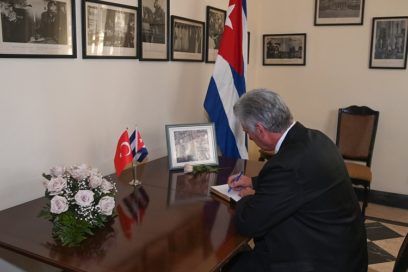 Firma Díaz-Canel libro de condolencias por terremoto en Türkiye