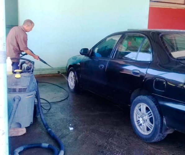 Servicios de fregado de carros. Foto: Tomada del facebook de Osmany Sánchez