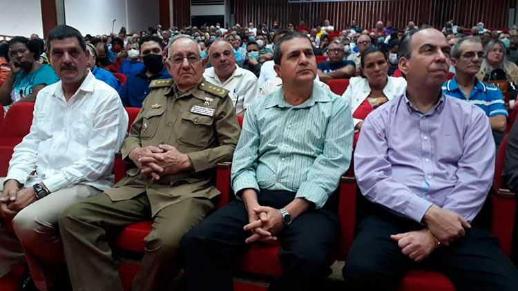 La Asamblea Municipal del Poder Popular en Holguín se honró con la presencia del General de Cuerpo de Ejército Ramón Espinosa Martín, candidato del pueblo holguinero. Foto: Lianne Fonseca