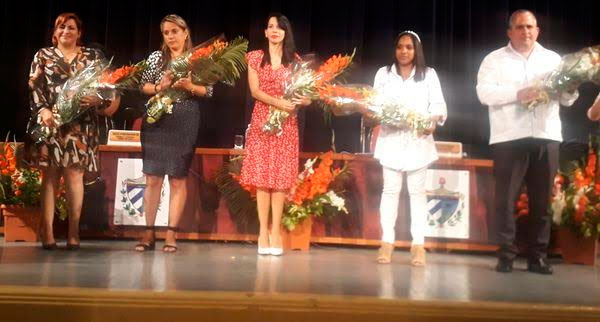 De derecha a izquierda los cinco nominados por el municipio de Matanzas: Jorge Luis Broche, miembro del secretariado del Comité Central del Partido, Alisbeth Isaac,delegada de base, la doctora Taymí Martínez Naranjo, directora del hospital provincial Faustino Pérez, Daylín Alfonso Mora, presidenta de la Asamblea Municipal del Poder Popular, y Susely Morfa, primera secretaria del Comité Provincial del PCC. Foto: Noryis