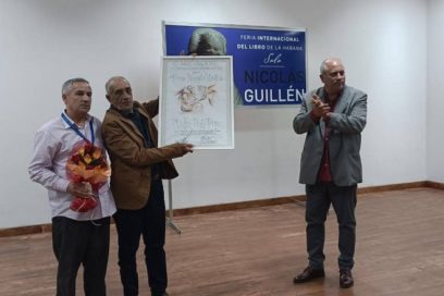 Entregan Premio Nacional de Literatura en Cuba a poeta Delfín Prats