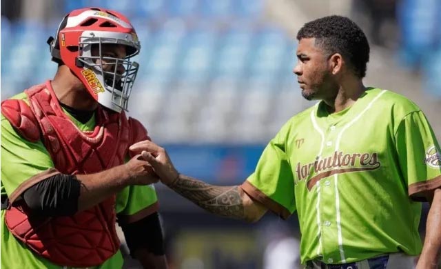 Cesár García es felicitado por Yosvani Alarcón. Foto: sitio oficial del evento