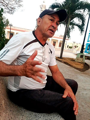“Todos son buenos trabajadores. Muy serios y responsables”, afirma Osian, el jefe de la zona 12 de Servicios Comunales en la ciudad de Las Tunas. Foto: Jorge Pérez Cruz