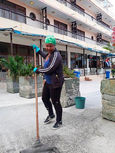 Arisley Blanco Cutiño alterna sus responsabilidad laboral con el activismo sindical en la brigada uno. Foto: Jorge Pérez Cruz