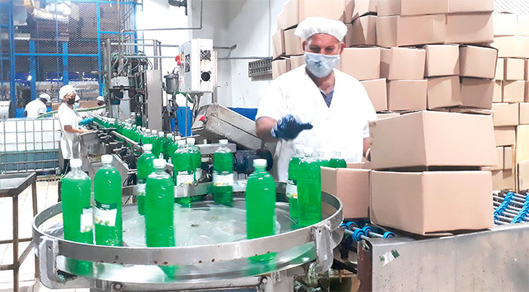 Trabajadores de Suchel Jovel, encargados de la producción de detergente líquido, de vital importancia. Foto: Gabino Manguela Díaz