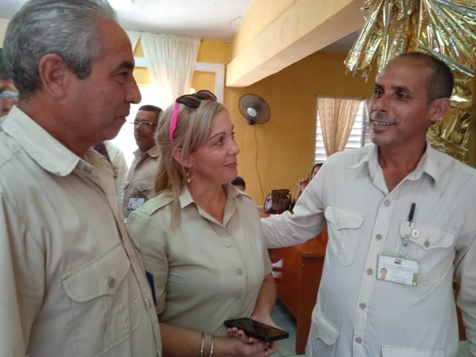 Osmany Yeras Torres conversa con compañeros de trabajo. Foto: María de las Nieves Galá