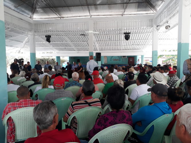 La comunidad se reunió para conversar de forma transparente y democrática. Foto: Lourdes Rey