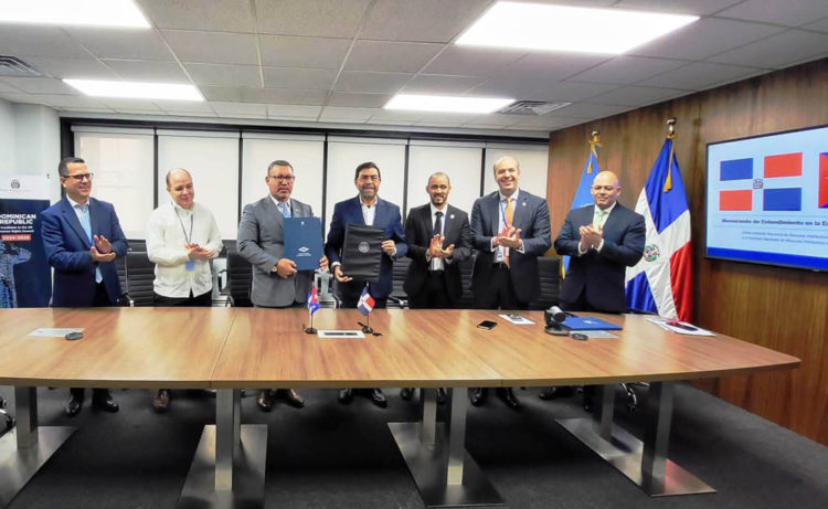 Autoridades principales de los institutos respectivos de Cuba y República Dominicana firmaron un Memorando de Entendimiento en la Esfera de los Recursos Hidráulicos. Foto: Cortesía del INRH.