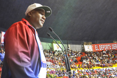 Baño de pueblo para nuestro equipo de béisbol