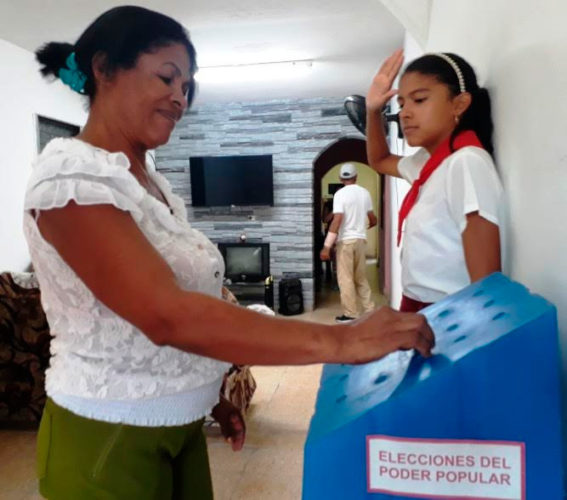 Aideé en el momento de ejercer el voto. Foto: Jorge Pérez Cruz