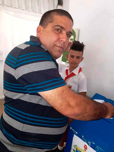 El ingeniero Alain Fuentes Caballero en el instante de votar. Foto: Barreras Ferrán