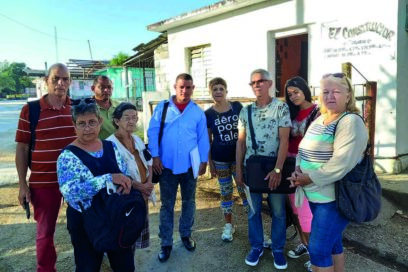 Asiel cabalga con sus vecinos