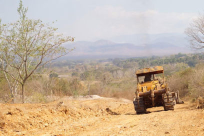 Rehabilitan camino rural de Bayamo en mal estado