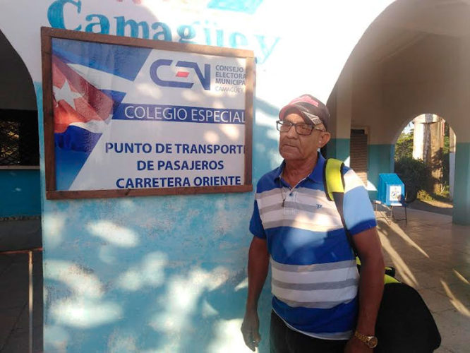 El granmense Alberto Alvarado agradece la posibilidad de emprender su viaje de vuelta a casa y poder ejercer el voto. Foto: Gretel Díaz Montalvo