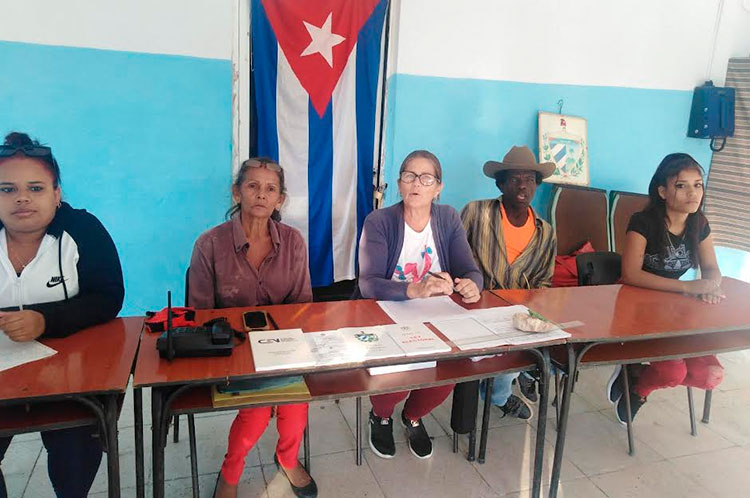 La mesa electoral del colegio especial número seis está compuesto por los propios residentes de las zonas aledañas. Foto: Gretel Díaz Montalvo