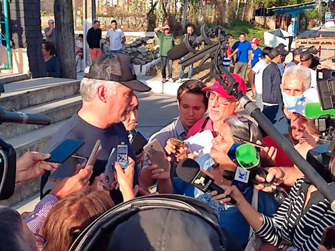 Mandatario cubano realizó reflexiones sobre diversos temas con la prensa nacional y extranjera reunida frente al colegio electoral #1 de la circunscripción 44 de Santa Clara. Foto: Ernesto Álvarez Alonso