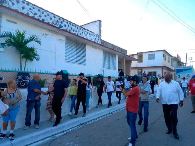 Momentos antes de la votación en que saludaba al pueblo. Foto: Ernesto Álvarez Alonso