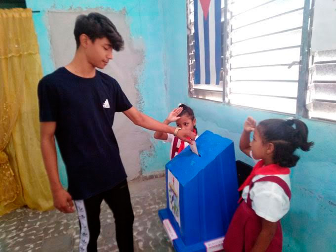 Más de 15 mil pioneros granmenses custodian las urnas. Foto: La Demajagua