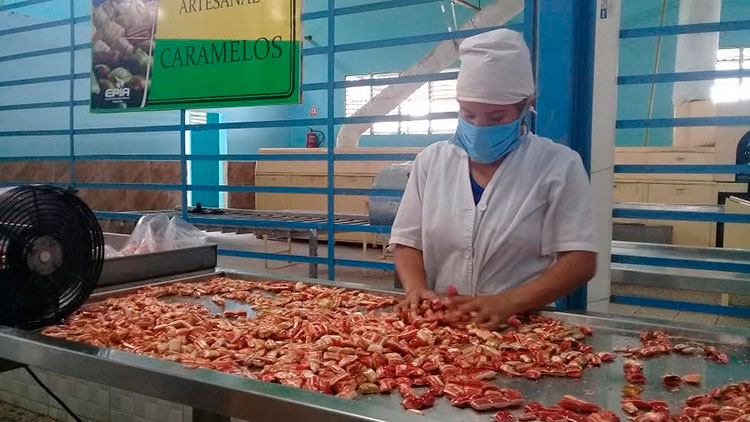 El actual desbalance del 39 por ciento de los empleados directos a la producción, mientras el 61 por ciento es personal indirecto es una de las distorsiones que debe corregir la EPIA Santiago de Cuba. Foto: Betty Beatón Ruiz
