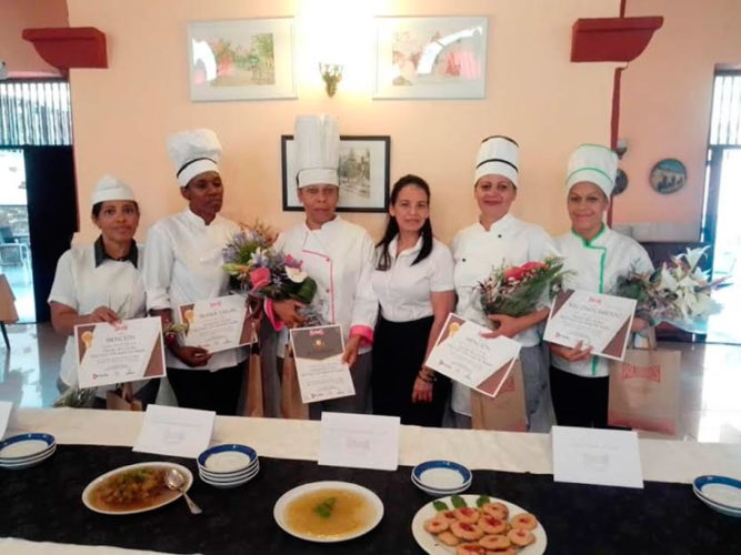 Las ganadoras demostraron que es posible la creatividad, la originalidad y calidad de platos fuertes y postres aún en medio de las complejidades que vive el país, algo resaltado por la M.Sc. Zulema Chao Herrera, gerente general de Palmares Santiago (en el centro de la foto). Foto: Betty Beatón Ruiz