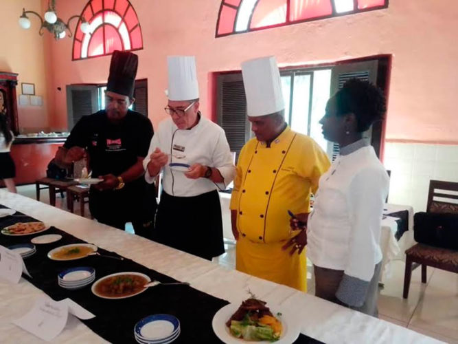 El jurado evaluó, entre otros aspectos, el conocimiento de las concursas acerca del origen y las características de las propuestas. Foto: Betty Beatón Ruiz
