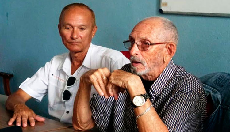 René Fernández Santana (primero de derecha a izquierda), Premio Nacional de Teatro 2007, disertó en Cienfuegos sobre esa manifestación artística. Foto: Roberto Alfonso Lara