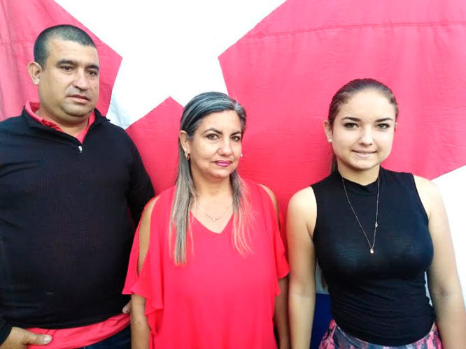 La joven Lisnely, acompañada de sus padres, acudió a ejercer su derecho al voto orgullosa de la oportunidad. Foto: Gretel Díaz Montalvo