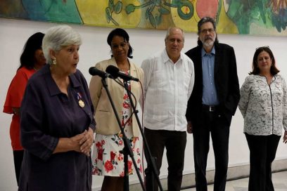 Confieren Orden Félix Varela a intelectual cubana Luisa Campuzano