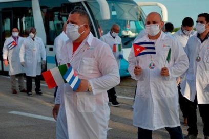 México amplía contratación de médicos cubanos