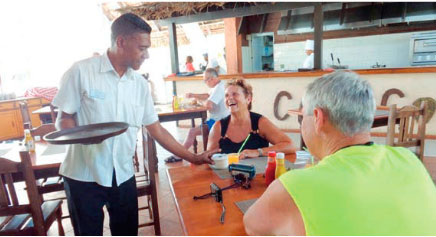 A trabajadores como Juan Carlos se debe la alta repitencia en un hotel donde los clientes encuentran un verdadero hogar. Foto: Noryis