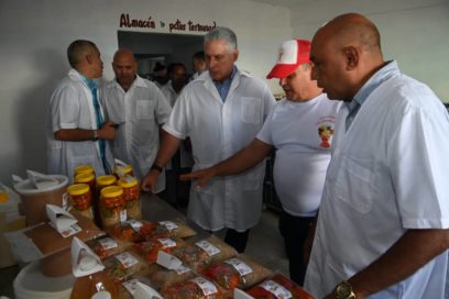 Candidatos a diputados encabezados por Díaz-Canel intercambian con trabajadores en Santa Clara