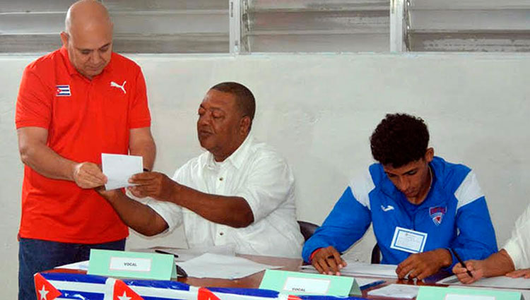 Momento en que Morales Ojeda acude al colegio electoral cienfueguero para ejercer su derecho al voto. Foto: Tomada del sitio Web de Radio Ciudad del Mar