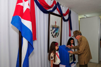 Raúl fue el primero de su colegio en votar