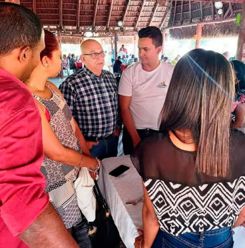 El ingeniero René Mesa Villafaña, ministro de la Construcción, en el balance de Cubacons departió con estudiante en adiestramiento. Foto: Cortesía Cubacons