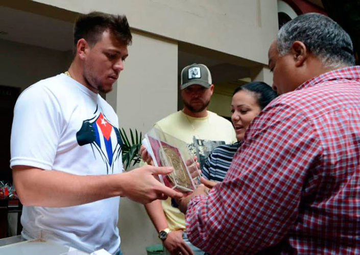 Autoridades del territorio le entregaron la Réplica del Escudo de la provincia. Foto: Rodolfo Blanco Cué/ACN