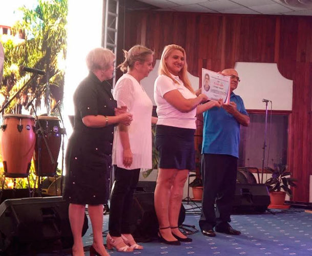 Yelena Gómez, directora del hotel Tuxpan, exhibe feliz el reconocimiento. Foto: Noryis