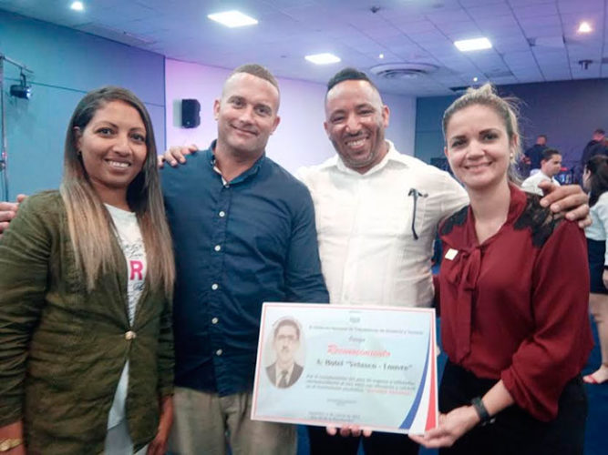 Segundo de derecha a izquierda, Andy Valdés Betancourt, director del Velasco-Louvre, satisfecho de liderear junto a este equipo la gestión del complejo hotelero de Cubanacán. Foto: Noryis