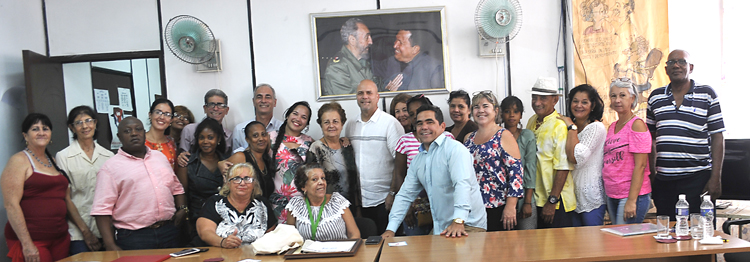 Gerardo Hernández con parte de nuestro colectivo. Foto: José Raúl Rodríguez Robleda