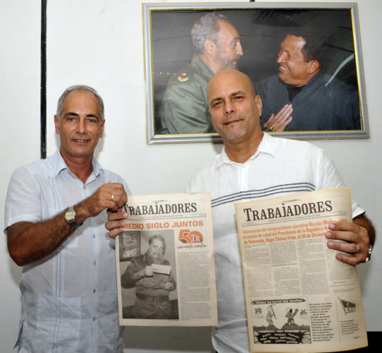 Dos ediciones especiales fueron entregadas por el director del Periódico, Alberto Núñez, a Gerardo Hernández