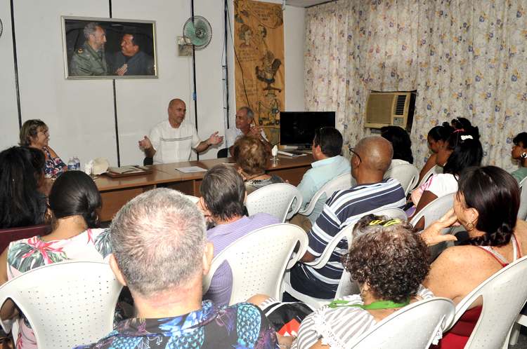 Gerardo Hernández junto al colectivo del periódico Trabajadores. Foto: José Raúl Rodríguez Robleda