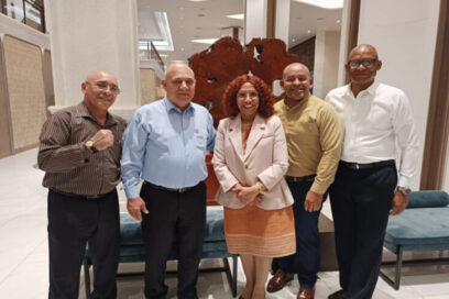 Dialoga Roberto Morales Ojeda con colaboradores cubanos en Laos