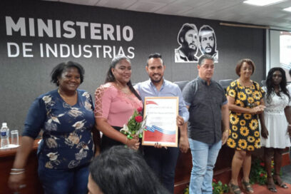 El hombre en el centro de atención