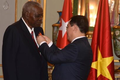 Recibe Esteban Lazo Orden Ho Chi Minh de la República Socialista de Vietnam (+ Fotos)