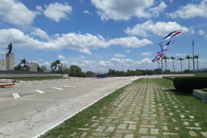 Ya ondean banderas en la Plaza del Che