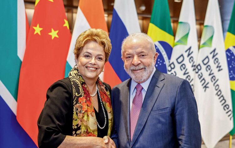 El Nuevo Banco de Desarrollo de los Brics recibió como su nueva titular a la expresidenta de Brasil, Dilma Rousseff, quien considera que el grupo está en «una posición única para liderar el camino» hacia un mundo próspero y un desarrollo sostenible. En la imagen, junto al actual mandatario brasileño Lula Da Silva. Foto: TeleSur