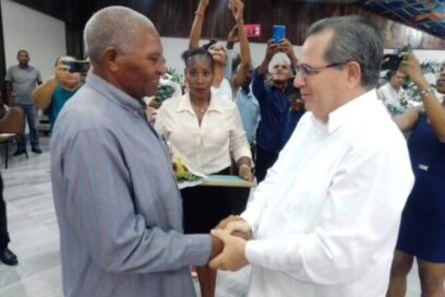 Reconocen a trabajadores destacados de Santiago de Cuba