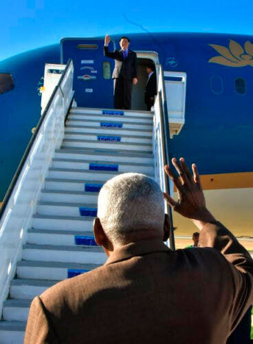 Desde tierra santiaguera el líder del Parlamento de Vietnam dijo adiós a Cuba. Foto: Tony Hernández Mena