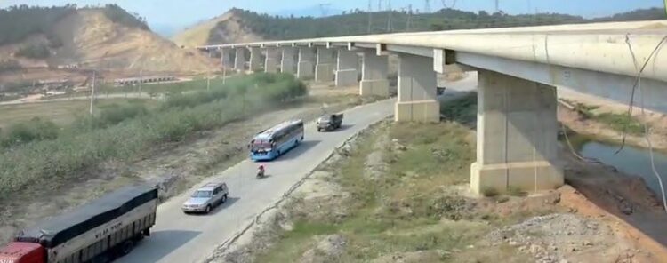 - En los últimos años también ha crecido presencia cubana en Vietnam. Actualmente labora allí la empresa constructora DINVAI Construcciones S.A, que ofrece servicios de asesoría, supervisión y control de calidad. Además, hay decenas de médicos insertados en los servicios de salud de hospitales públicos y privados, así como deportistas y entrenadores contratados por clubes de diferentes especialidades. En la imagen, la carretera Ho Chi Minh que contó con la asesoría de ingenieros cubanos. El vial conecta el Norte con el Sur del país. Foto: Tomada de la página oficial de DINVAI S.A.